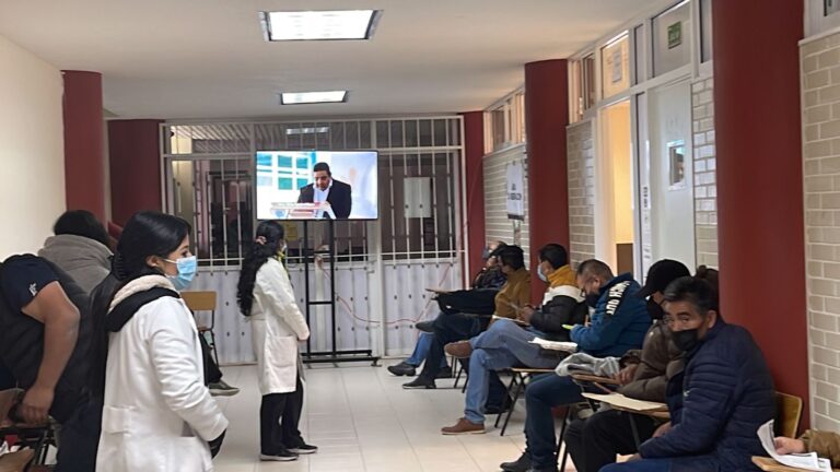 Aplican más de mil dosis de refuerzo de vacuna a personal en la Uptrep