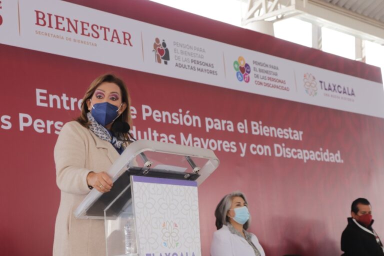 Presenció Lorena Cuéllar entrega de pensión para el bienestar de adultos mayores y con discapacidad en Yauhquemehcan