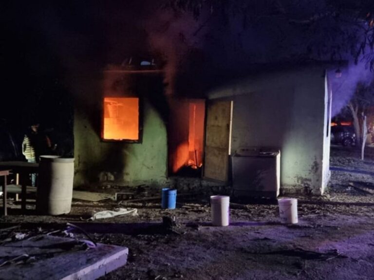 Tras una discusión, incendia casa con su familia dentro