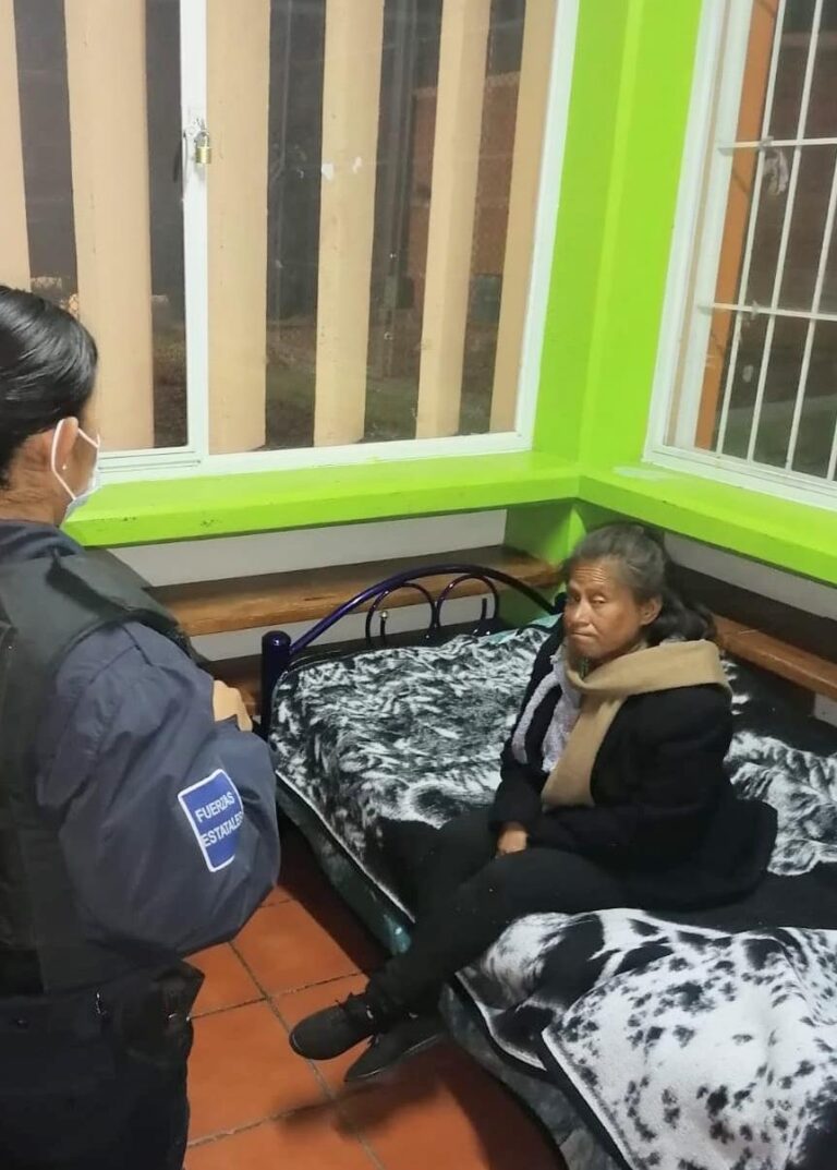 DIF Estatal Rescata a Mujer que Dormía Afuera del Hospital General de Tlaxcala