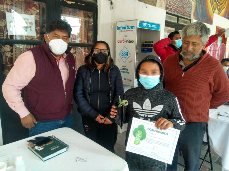 Diputado Vicente Morales Reparte a Niños Plantas de Brócoli y Coliflor
