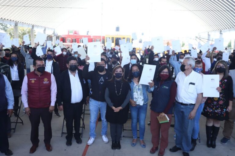 Entregó Lorena Cuéllar Títulos de Propiedad de Solar Urbano en Lázaro Cárdenas