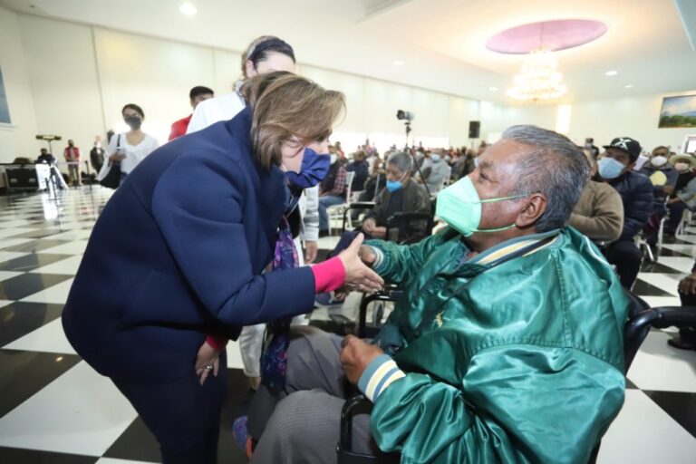 Presencia Gobernadora Lorena Cuéllar Entrega de Pensión a Adultos Mayores