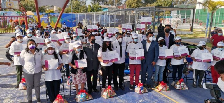 Gobierno del Estado entregó certificados de educación básica