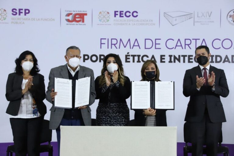 Firma Lorena Cuéllar Carta-Compromiso Anticorrupción «por la Ética e Integridad Pública del Estado de Tlaxcala»