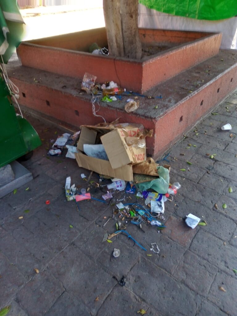 Gente Sucia Ocupa los Costados de la Iglesia de San José como Basurero