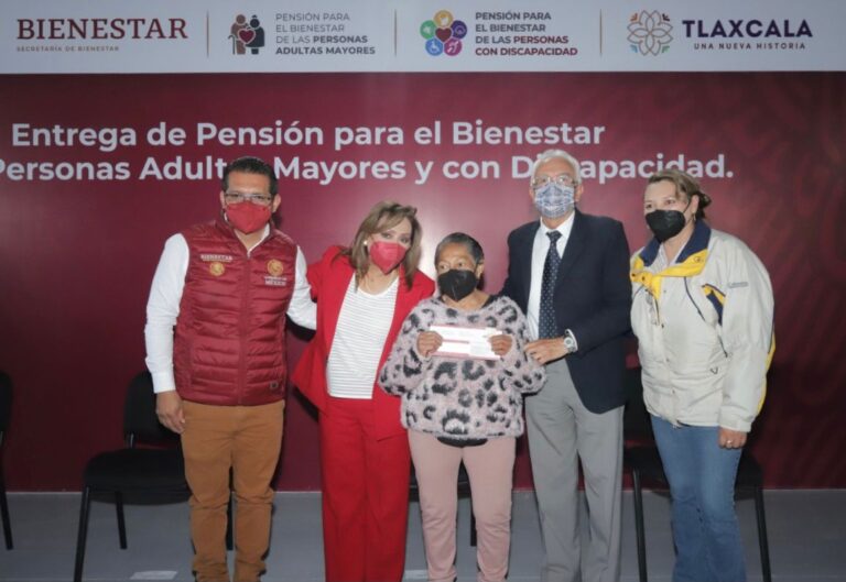 Presenció Lorena Cuéllar entrega de tarjetas del bienestar a adultos mayores