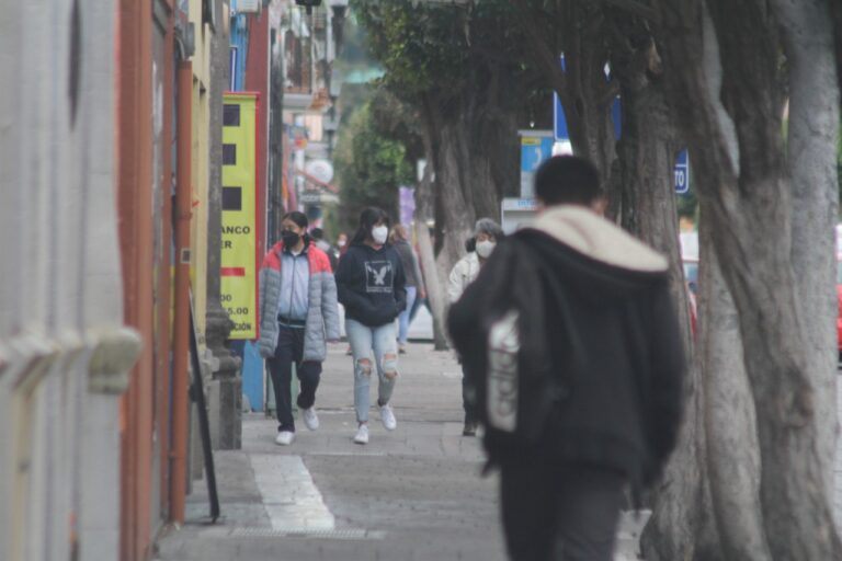 Vacuna Disminuyó Contagios de Ómicron en Adultos y Personas de la 3era Edad