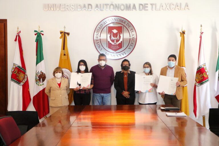 Obtienen Estudiantes de la UATx Premio Nacional de Egreso