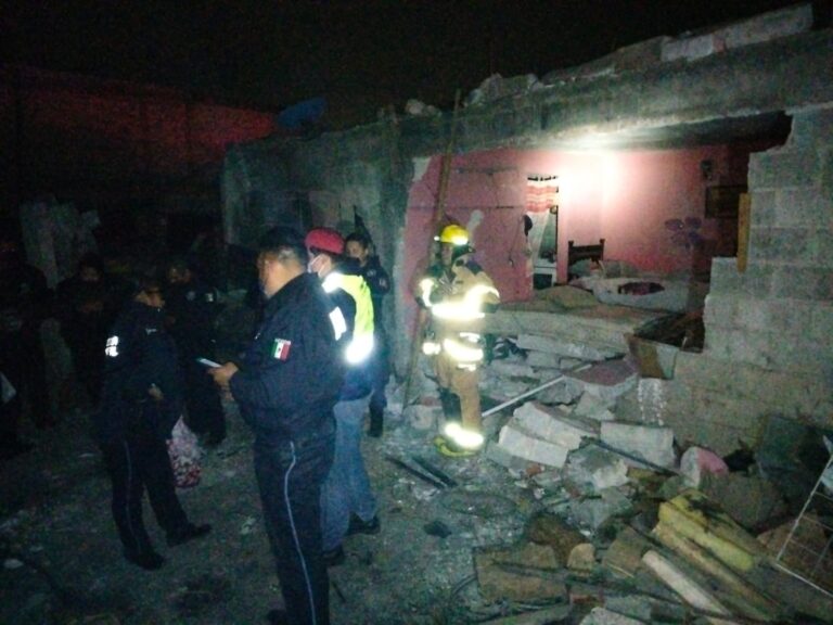 Atienden cuerpos de emergencia explosión en una casa de Chiautempan
