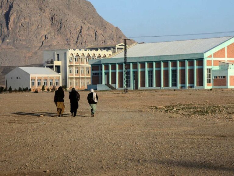 Talibanes permiten estudiar a mujeres al reabrir universidades públicas