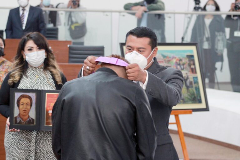 Congreso Entrega Presea «Maestro Desiderio Hernández Xochitiotzin» a Jesús Rojas Cuahutle