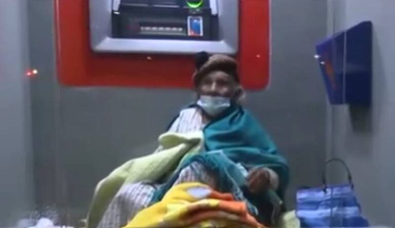 Abuelita duerme junto a un cajero automático esperando a su hijo