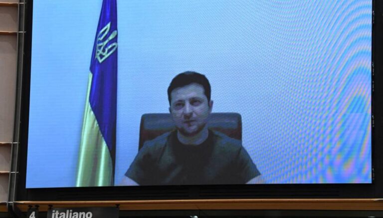 Presidente de Ucrania urge a Biden «detener al agresor»