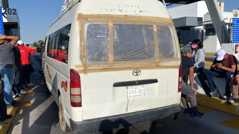 Policía Estatal detiene a conductor que trasladaba estudiantes con placa apócrifas