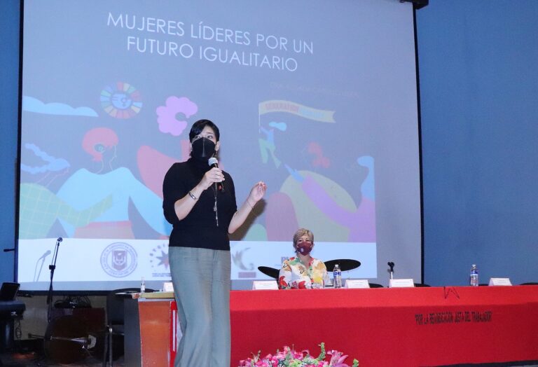 Hablan sobre liderazgo de la mujer en la UATx
