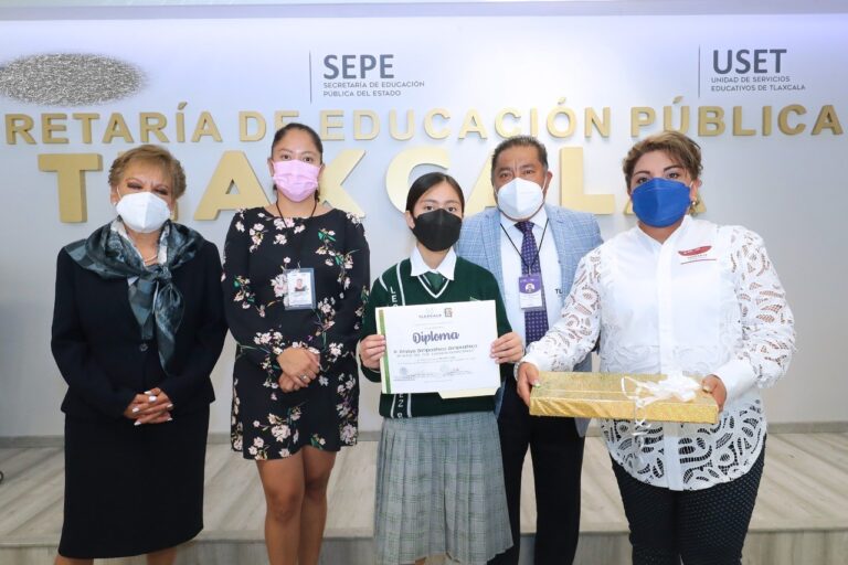 Autoridades Educativas Premian a Alumna Ganadoras de Concurso Literario
