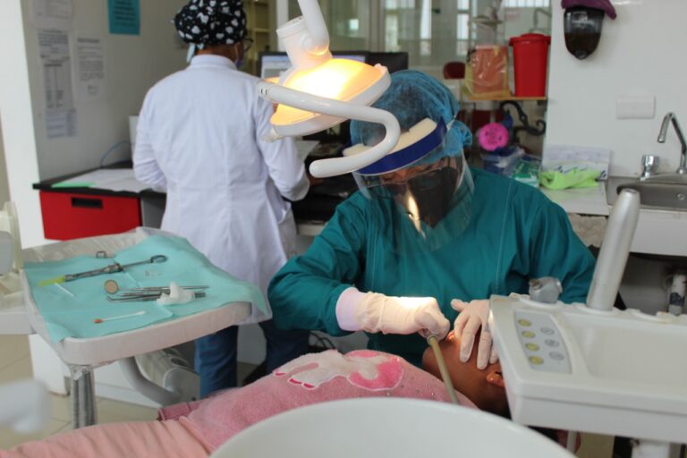 Cuenta SESA con 77 unidades médicas para servicio dental de la población