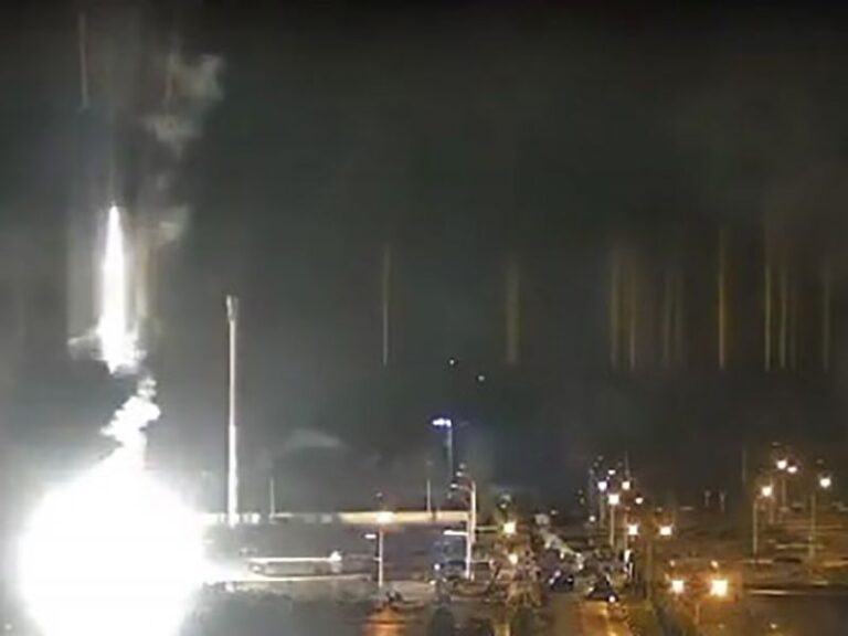 Se registra incendio en planta nuclear de Ucrania tras enfrentamiento con rusos