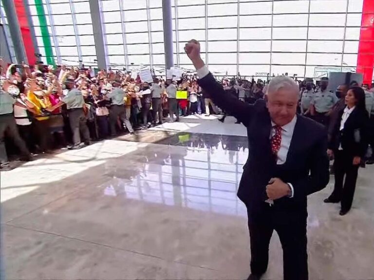 Entre gritos de ‘¡sí se pudo!’, López Obrador inaugura el AIFA