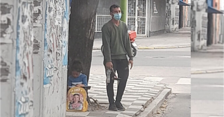 Limpiaba vidrios con su hija y una foto en redes le consiguió mejor trabajo