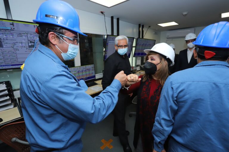 Gobernadora de Tlaxcala develó placa por 100 años de Bayer en México