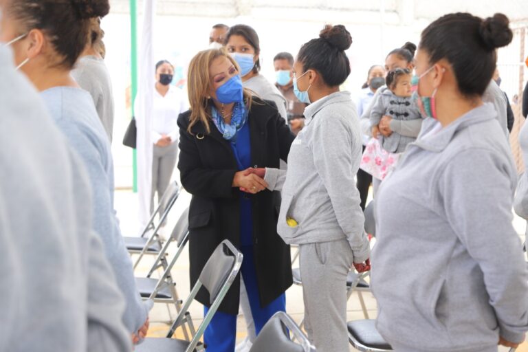 Gobernadora entrega constancias de curso a internas del anexo femenil de Apizaco