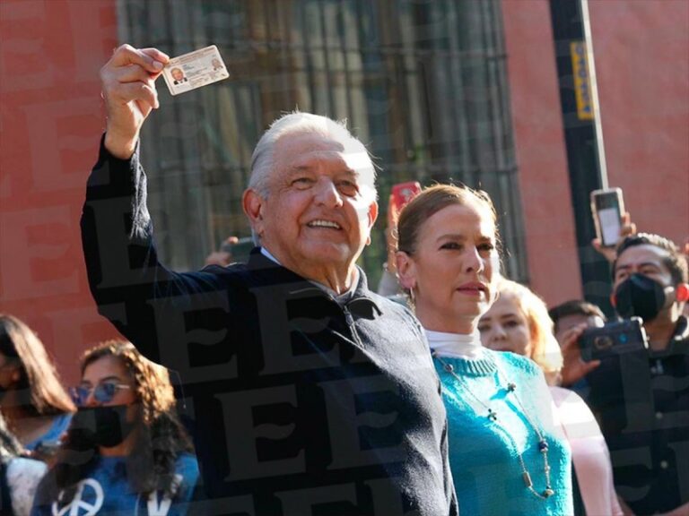 El pueblo pone y el pueblo quita: López Obrador tras votar en revocación