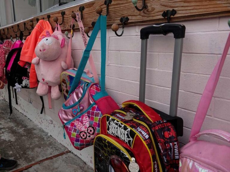 Niña comparte tequila con jugo a sus compañeros de kínder