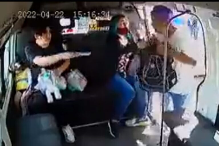 Una joven suplica por su tarea mientras ladrón le apunta con un arma