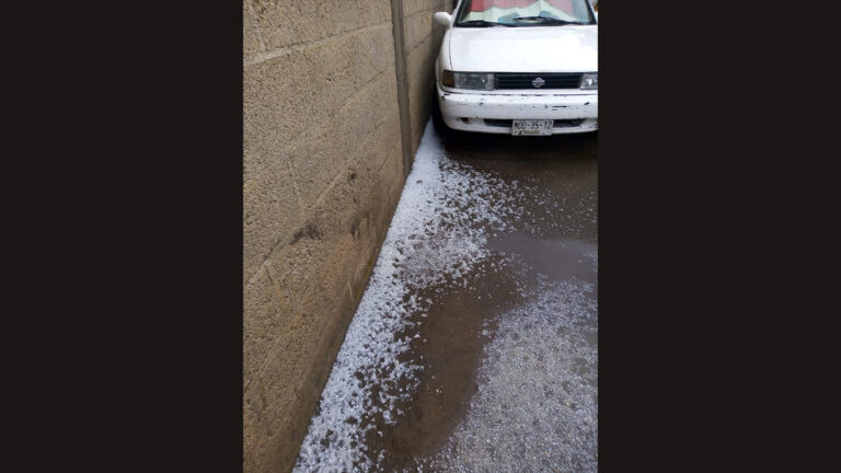 Se moviliza protección civil municipal por granizada en Atltzayanca