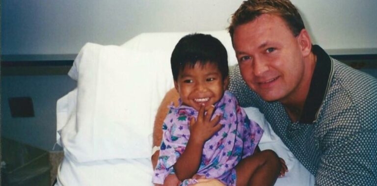 Hombre soltero adoptó a huérfano que se convirtió en medallista olímpico