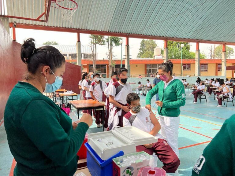 Autoridades Supervisan Vacunación Contra Covid en Escuelas