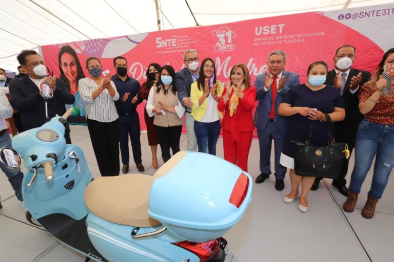 Gobernadora Lorena Cuéllar asistió al festejo de las madres trabajadoras de la educación