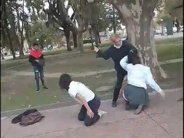 Maestra termina cacheteando a joven al intentar terminar una pelea