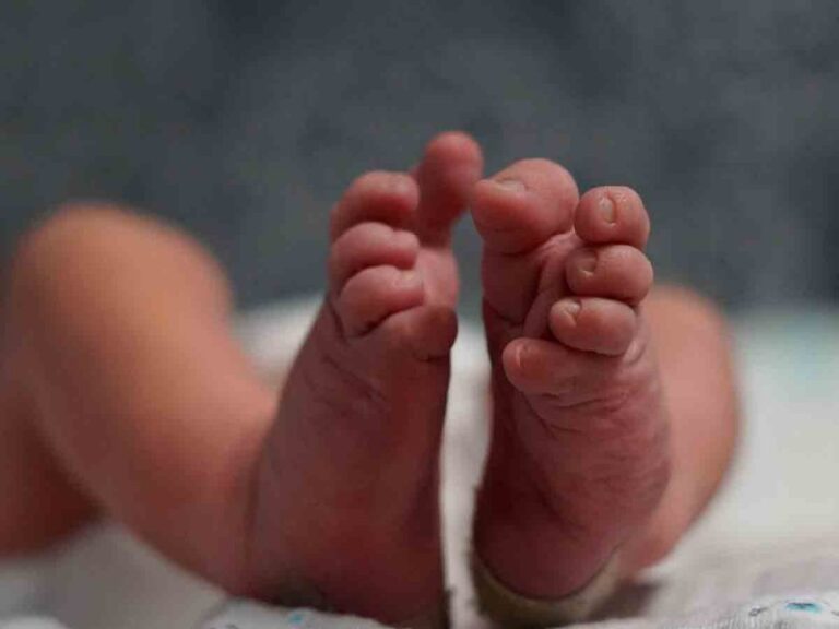 Policías auxilian a menor de edad a dar a luz en un baño