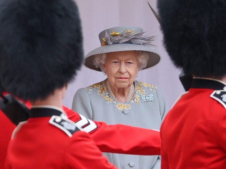 Arrestan a guardias de la Reina Isabel II por drogas y lavado de dinero