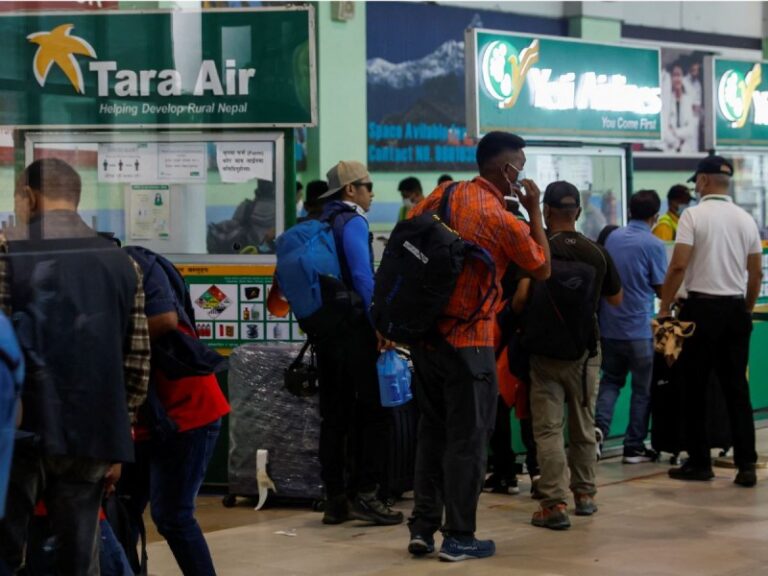 Desaparece avión en Nepal con 22 personas a bordo