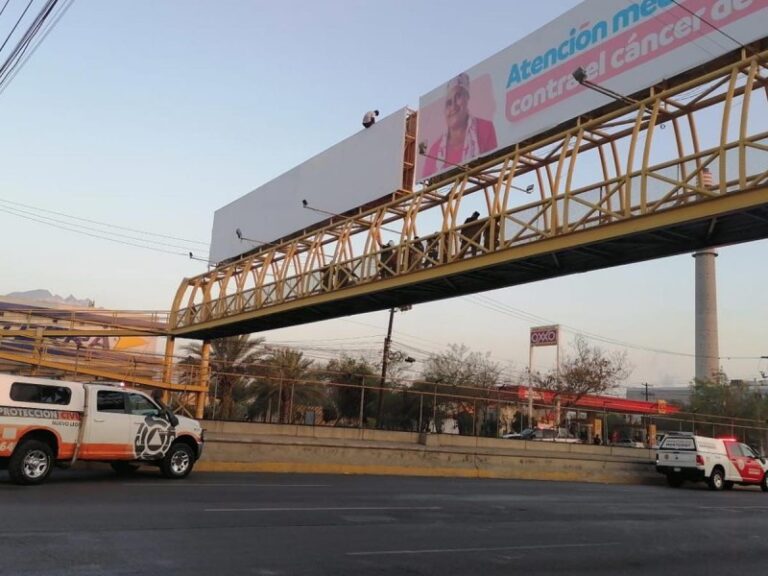 Hombre en estado de ebriedad intenta lanzarse desde espectacular