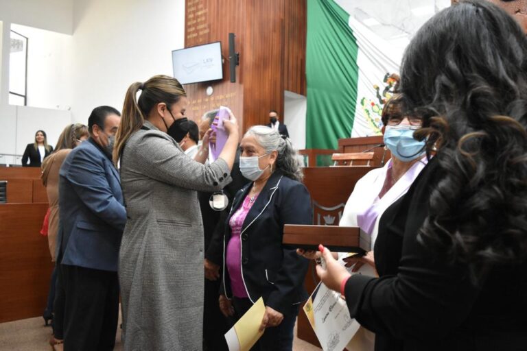 Congreso reconoce a maestras y maestros con presea «50 Años por la Educación al Servicio del Pueblo»