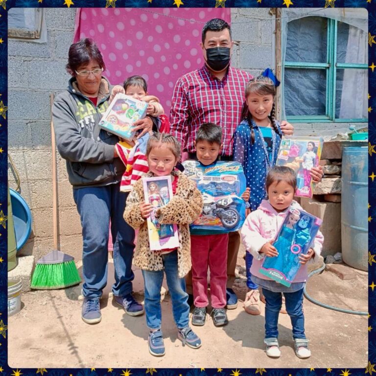 Dip. Ever Campech entrega juguetes a niños en situación vulnerable