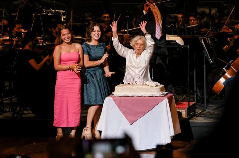 Elena Poniatowska celebra sus 90 años en Bellas Artes 