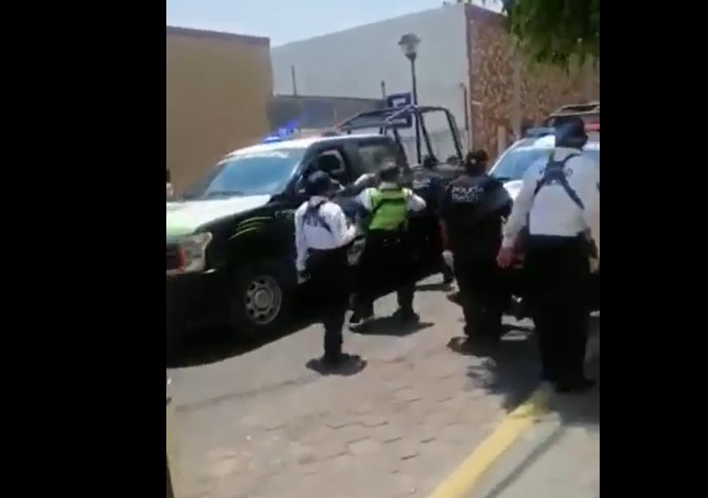 Policías de Zacatelco Agredieron a Mujer y su Hijo por Estacionarse en Lugar Prohibido