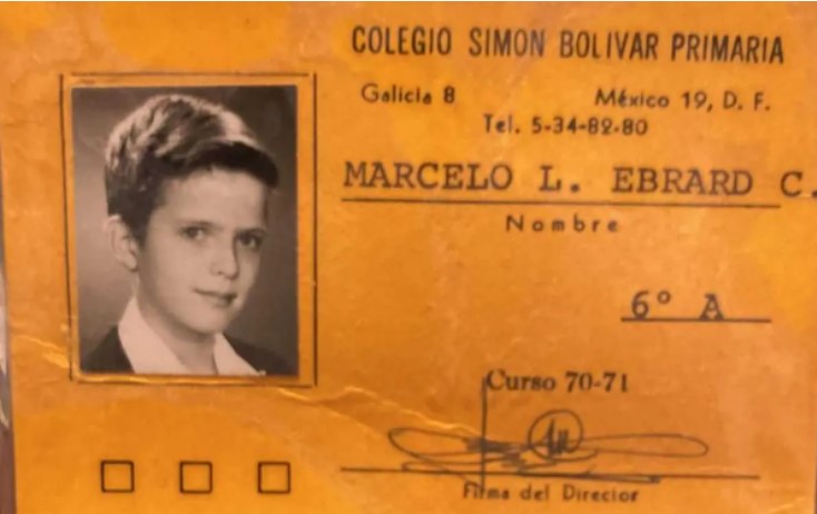 Ebrard comparte foto de cuando iba en primaria para festejar Día del Estudiante