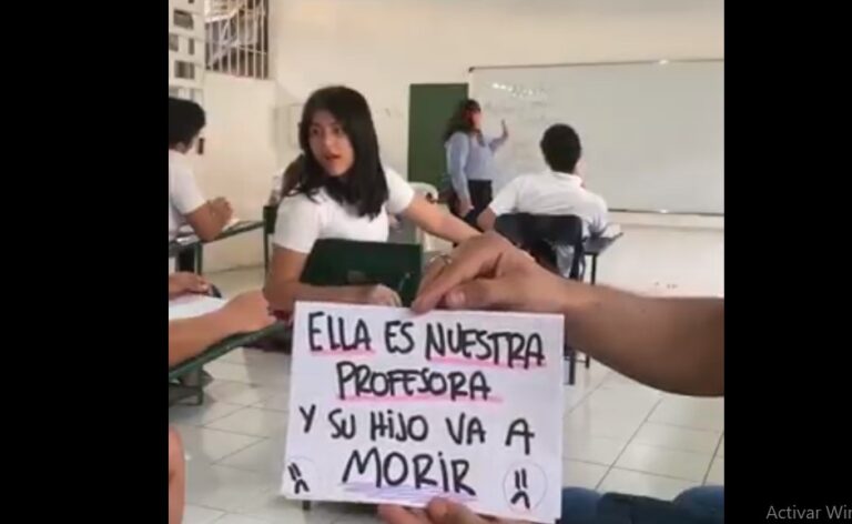 Alumnos regalan a su maestra dinero para la quimioterapia de su hijo