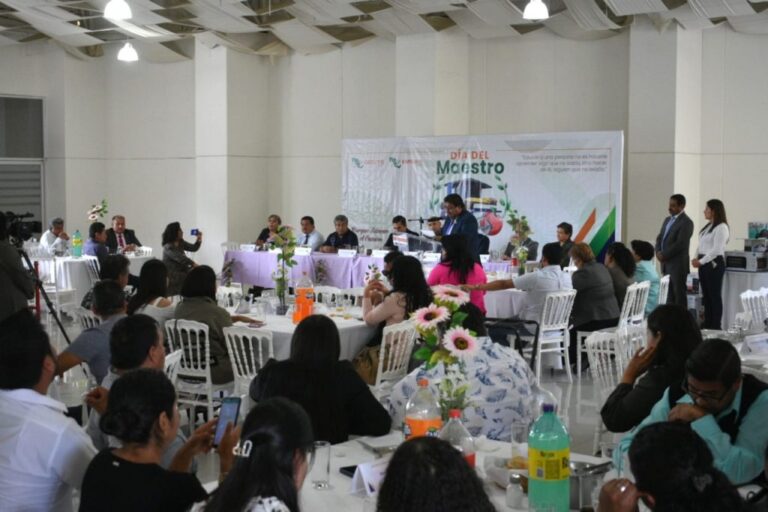 Festeja CEcyTE-EMSaD Tlaxcala el Día del Maestro