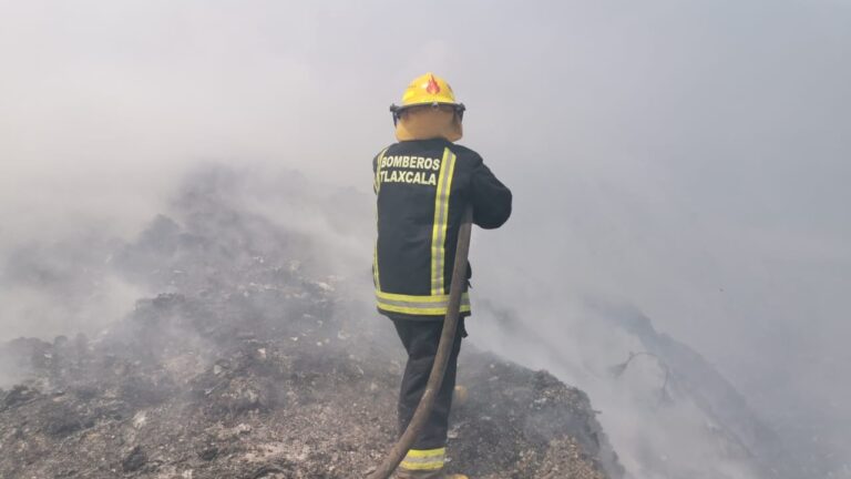 SMA atiende incendio del relleno sanitario de Nanacamilpa