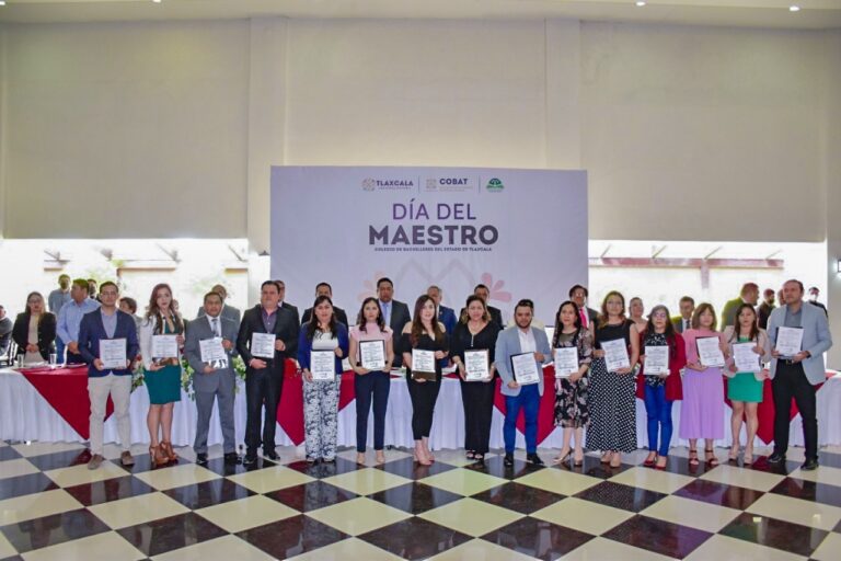 Cobat 15 Entregó 15 Nombramientos Definitivos a Personal Docente