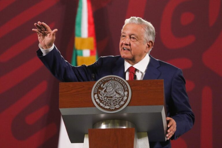 La aprobación de AMLO se mantiene en 63%