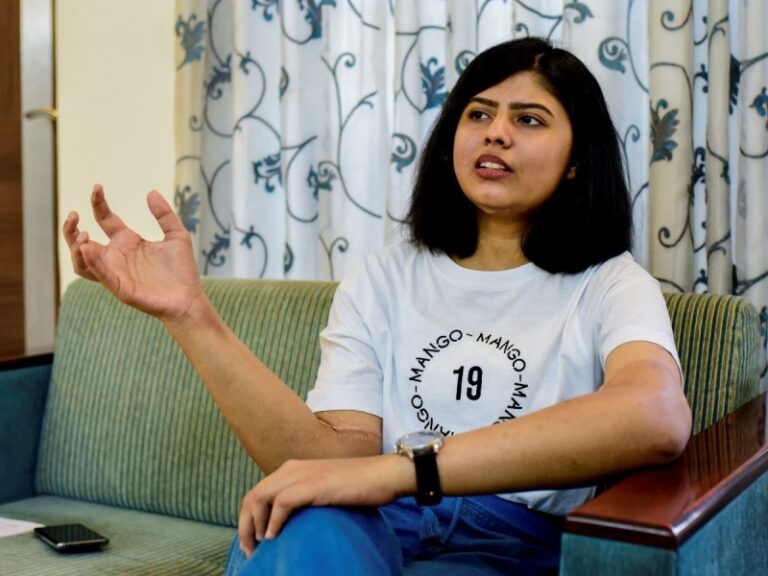 La mujer a quien trasplantaron los brazos de un hombre